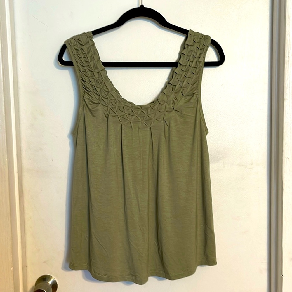 NWT Green Starburst Pintuck Tank Top. Size Small. New. Never worn